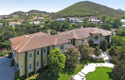 Sau khi kết thúc tour diễn 'Femme Fatal' của mình, Britney Spears dọn đến ở ngôi biệt thự sang trọng, nằm trong Hidden Hills, California