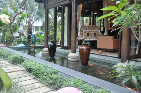 Bao quanh khuôn viên nhà Hà Kiều Anh là những rãnh nước đủ to để cho hàng đàn cá bơi lội tung tăng. Ngoài trừ tiếng trẻ con khóc hay cười đùa, trong không gian yên tĩnh của ngôi nhà, khách đến thăm có thể nghe tiếng cây lá xào xạc, tiếng chuông gió lanh canh, tiếng đàn cá quẫy nước tung tóe...