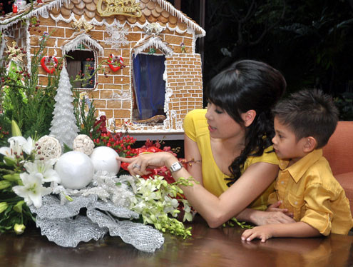 Vương Khang có thể giao tiếp tiếng Anh khá chuẩn vì có một thời gian sống ở Mỹ. Cậu bé rất hay nghịch phá nhưng lại biết sợ mẹ Hà Kiều Anh. Mỗi khi chị nghiêm giọng la rầy những trò nghịch, Vương Khang lập tức đứng im đề chờ ôm mẹ chuộc lỗi.