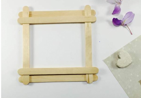 Ghép các que gỗ lại với nhau