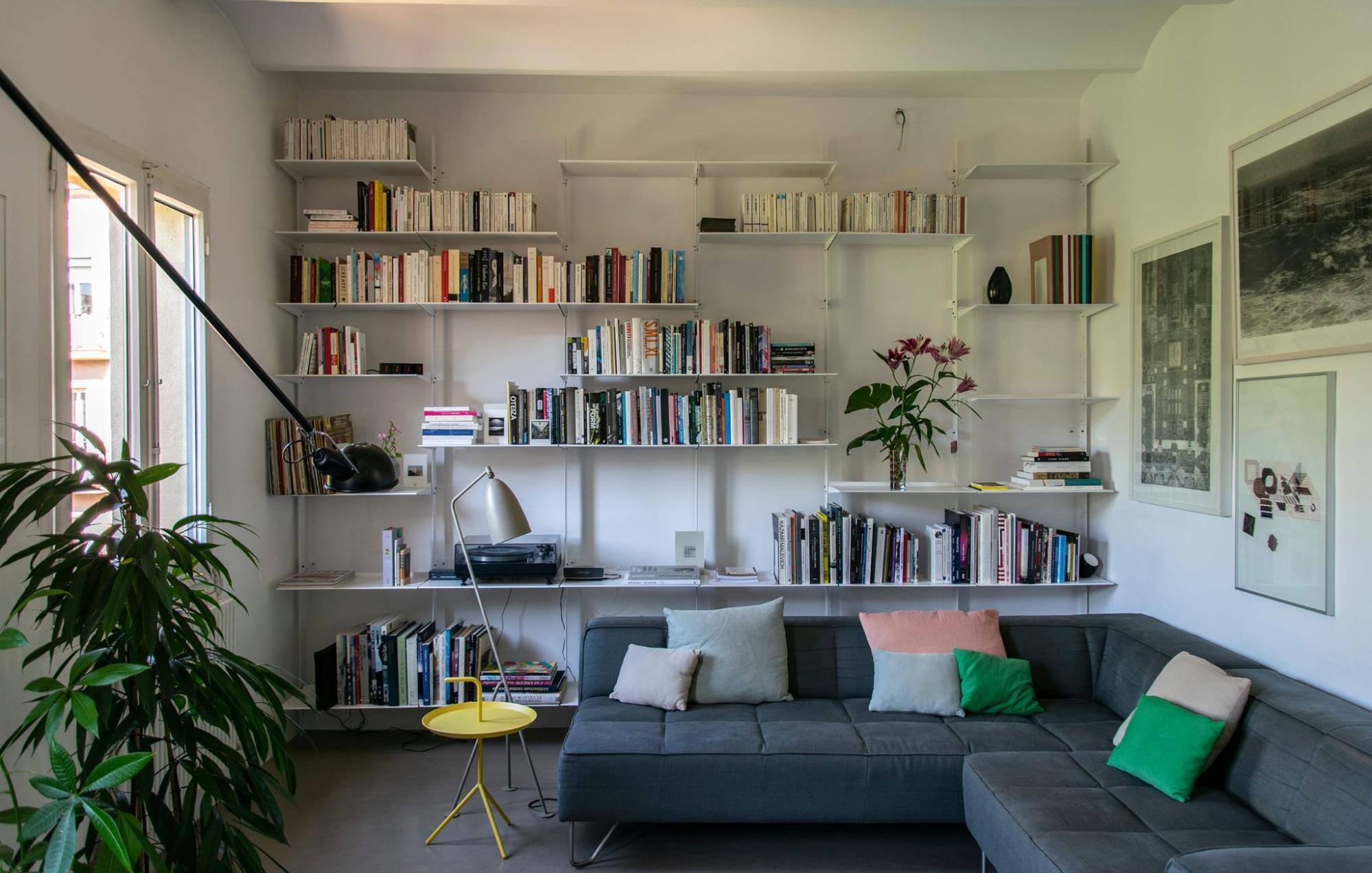 Kệ sách còn có thể chứa các đồ vật decor.